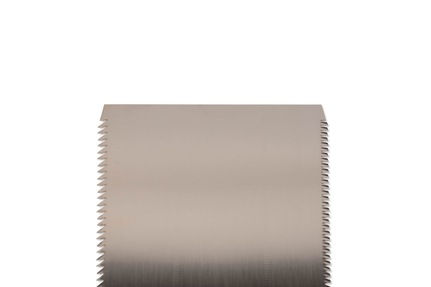 Close-up of the edge of a Gyokucho Ryoba Japanese Handsaw, featuring fine, evenly spaced serrations on both sides, shown against a plain white background.