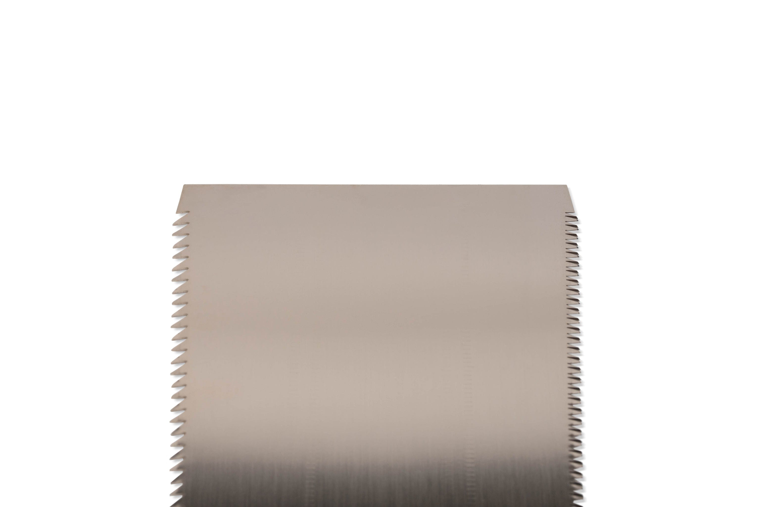 Close-up of the edge of a Gyokucho Ryoba Japanese Handsaw, featuring fine, evenly spaced serrations on both sides, shown against a plain white background.