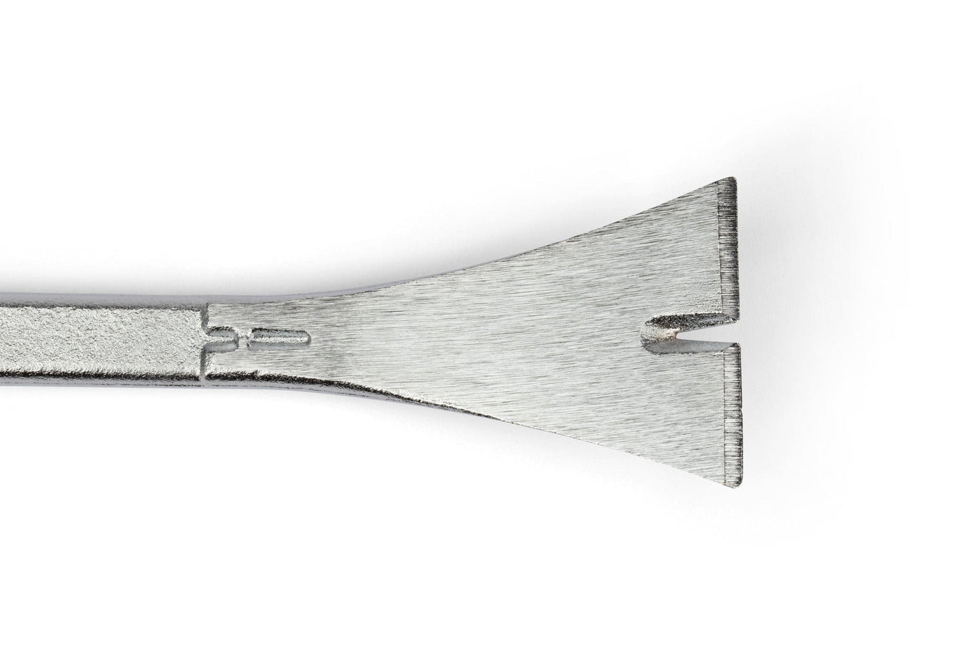 Close-up of the MARU Japanese Mokuba Catspaw Flat Tail prybar, featuring a flat, wide, slightly curved blade with a central notch for nail removal, isolated on a white background.