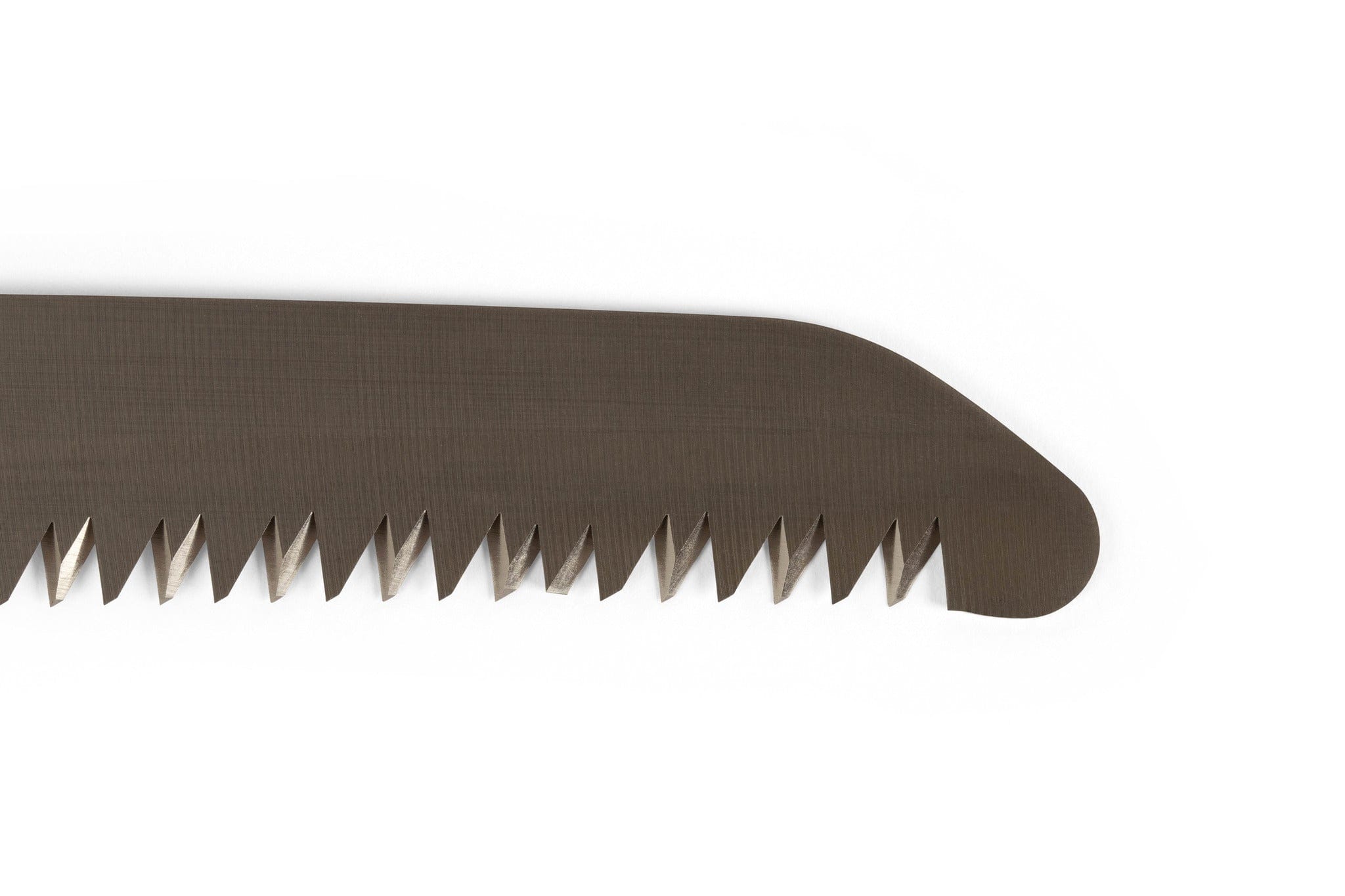 Close-up of the serrated edge on the SHT Silky Gun Fighter 330, a dark-colored, lightweight saw blade with progressive tooth sizing, set against a white background.