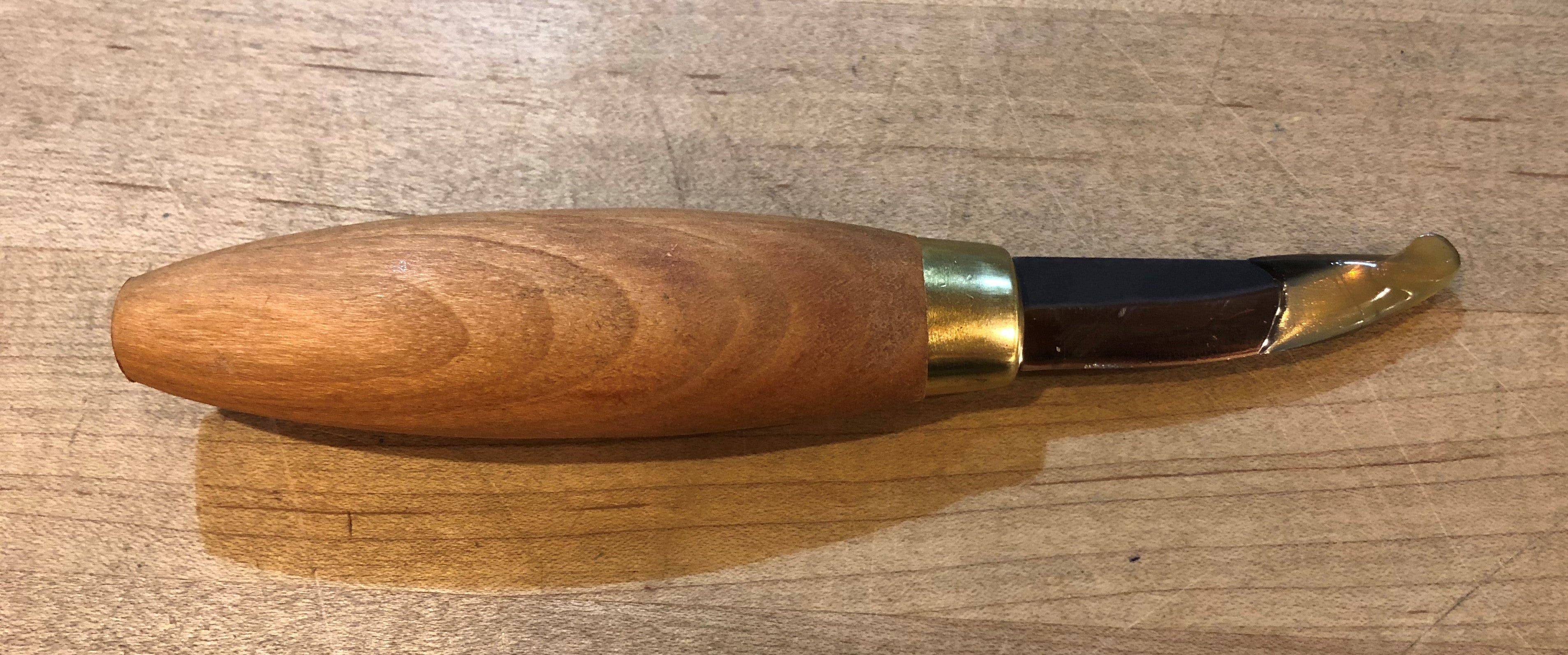 The FLE Stub Sloyd Knife showcases a high-carbon steel curved blade elegantly set against a wooden handle.