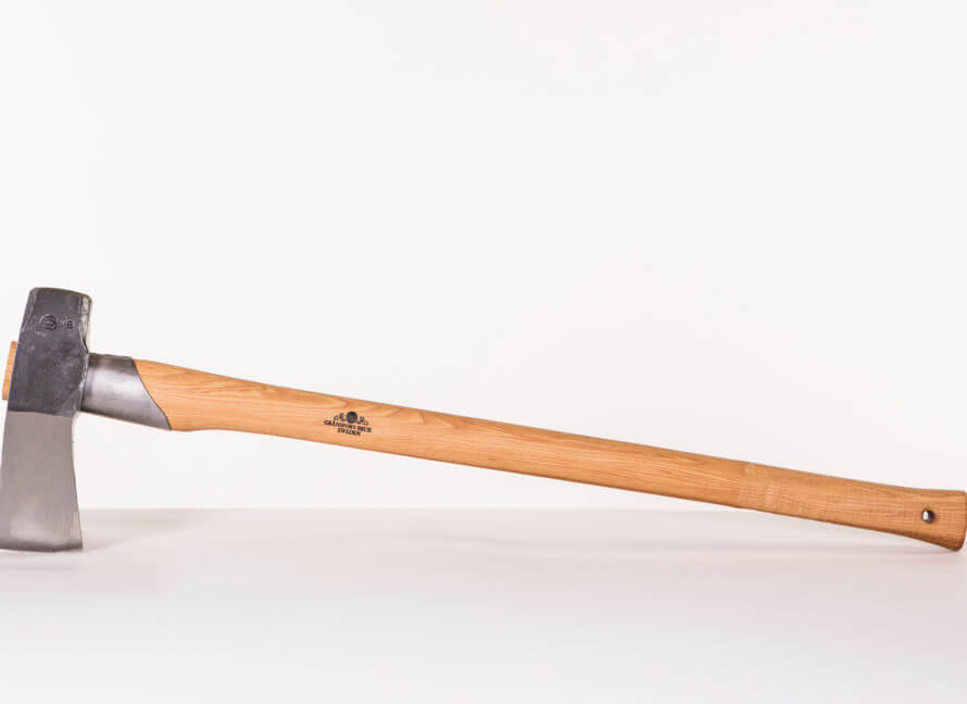 The GRF Gransfors Bruk Splitting Maul W/ Collar Guard 450, featuring a sturdy wooden handle and heavy wedge-shaped head, is shown horizontally against a white background, perfect for heavy-duty wood splitting.