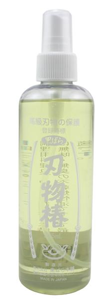 A clear spray bottle labeled in Japanese holds a light green liquid ideal for carbon steel protection. Infused with non-toxic Camellia Oil, this MARU product offers safety and effectiveness. Product Name: Camellia Oil 8 oz.