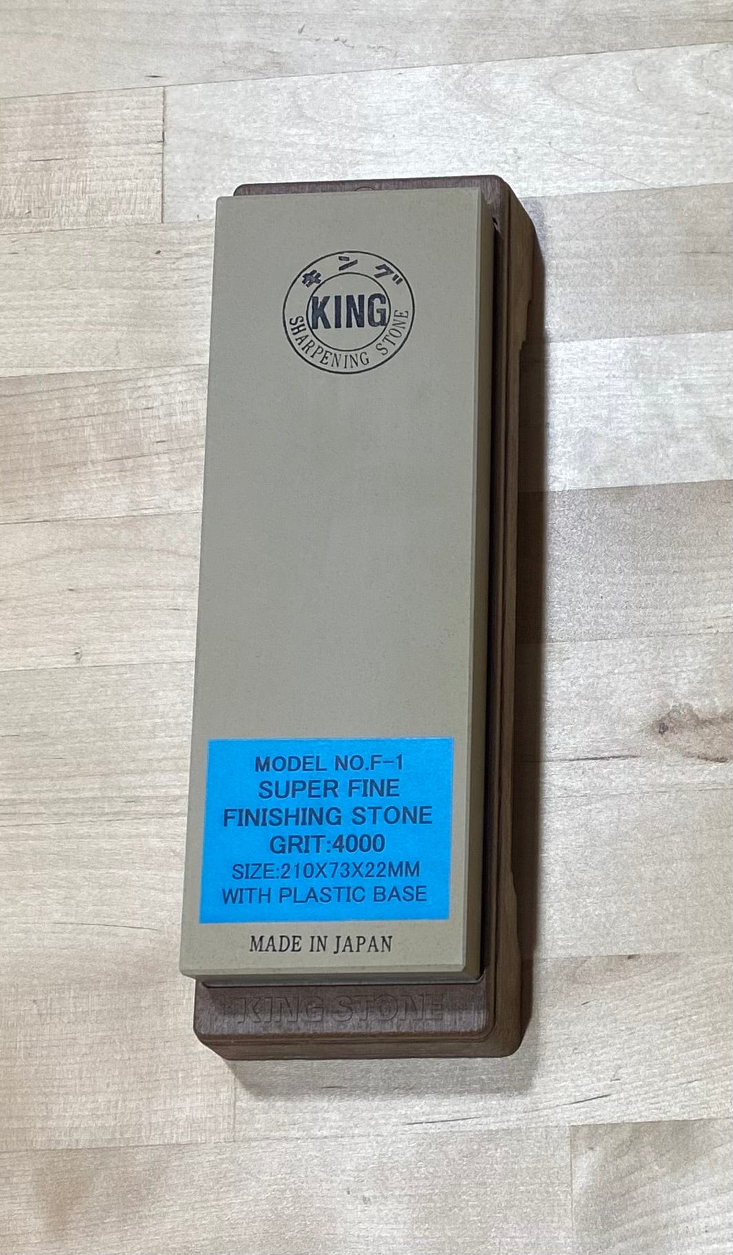 Explore the "4000 Grit King Water Stone" by MARU, a high-quality water stone that provides an exceptional finish with its 4000 grit. Measuring 210x73x22mm, this Japanese-made tool includes a durable plastic base, ideal for accurate polishing tasks.