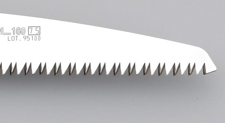Close-up of the SHT Silky Accel 160 Folding Saw’s serrated metal blade with sharp triangular teeth. Code “L 160 7.5 LOT. 95100” is engraved on the blade, shown against a light gray background.
