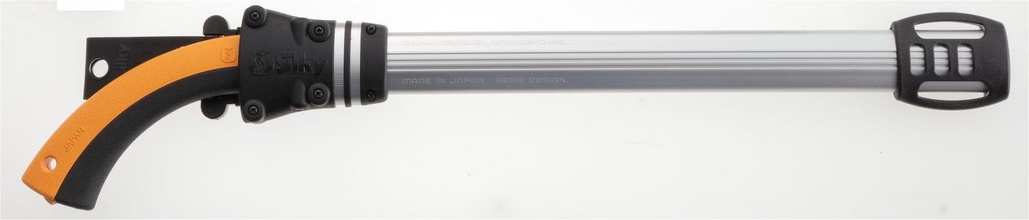 The SHT TSURUGI 400 MEDIUM TEETH 8.5TPI pruning saw features a curved orange and black handle, a long silver blade, and a black protective sheath covering the blade’s tip.